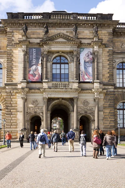 The north-eastern entrance in Zwinger and the Old Masters Picture Gallery in Dresden, Germany — Stock Photo, Image