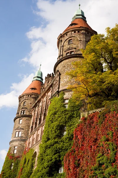 De westelijke gevel van ksiaz kasteel met twee torens in walbrzych stad in Polen — Stockfoto