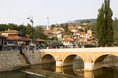 Saraybosna cityscape miljacka Nehri ve bir köprü ile