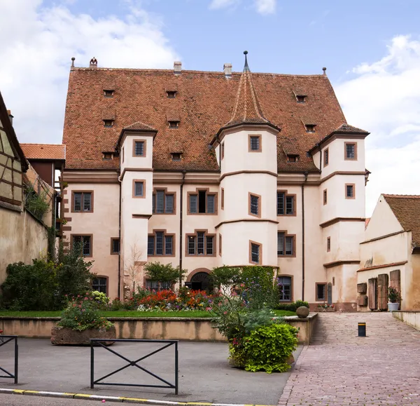 Ortaçağ yapı içinde selestat "ebersmunster otel" adında. Alsace, Fransa — Stok fotoğraf