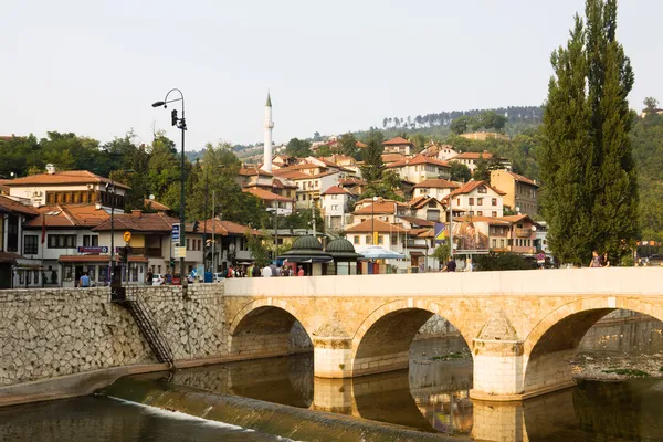Paesaggio urbano di Sarajevo con il fiume Miljacka e un ponte Foto Stock