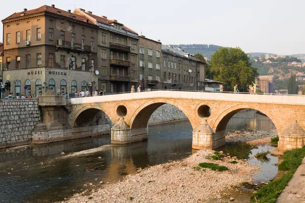 サラエヴォ ボスニア ヘルツェゴビナ 2012年8月25日 ボスニア ヘルツェゴビナのサラエヴォ市内のラテン橋 1914年 ユーゴスラビアの民族主義者ガブリロ プリンシプは ラテン橋の近くでオーストリアのフランツ — ストック写真