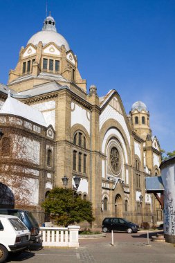NOVI SAD, SERBIA - 31 Ağustos 2012: Sırbistan 'ın Novi Sad kentindeki eski Sinagog binası. Sinagog 1909 yılında Macar Bölgesi tarzında inşa edilmiştir..