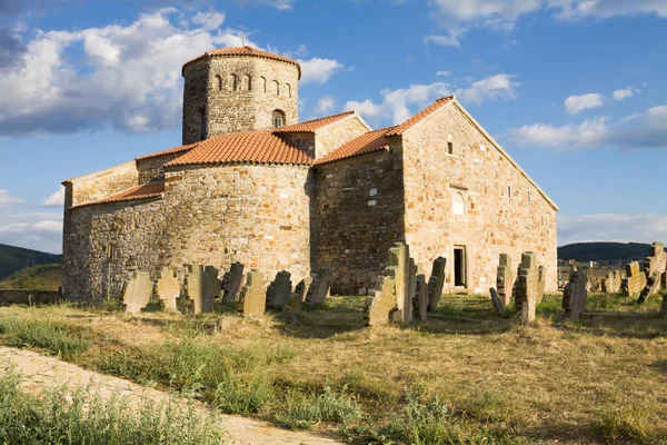 セルビアのノヴィ パザールの町の近くにある正教会ピーターズ教会 教会のフルネームは聖使徒ペテロとパウロの教会です 9世紀に設立され セルビアで最も古い教会です それは ユネスコのStari Ras複合体の一部です — ストック写真