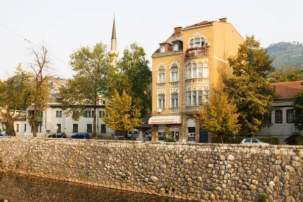 Sarajevo Bosnia Herzegovina August 2012 Huizen Aan Oever Van Rivier — Stockfoto