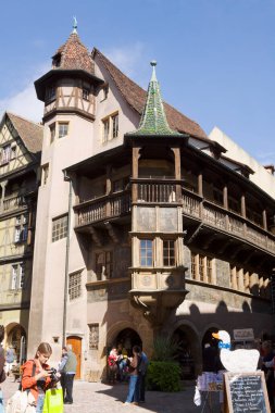 COLMAR, FRANCE - SEPTEMBER 10, 2010: Colmar, Fransa 'daki ünlü Rönesans Pfister evi (Maison Pfister). Pfister evi 1537 'de inşa edildi. İncilsel ve laik sahneleri aynı dönemden..