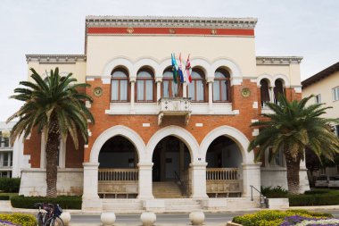 Porec 'teki belediye binası. Porec, Hırvatistan 'ın İstriya yarımadasının batı kıyısında bir kasabadır..