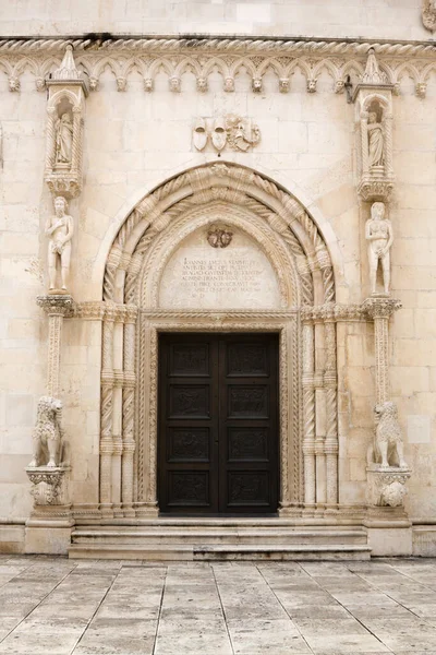 设贝尼克市圣詹姆斯大教堂的北门 希贝尼克是克罗地亚的一个历史名城 圣詹姆斯大教堂是希贝尼克的主要景点之一 这个入口叫做狮子门 — 图库照片