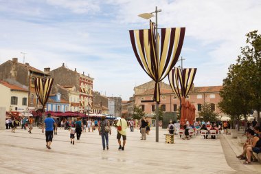 POREC, CROATIA - 3 Eylül 2012: Porec 'teki Antik Özgürlük Meydanı. Porec, Hırvatistan 'ın İstriya yarımadasının batı kıyısında bir kasabadır..