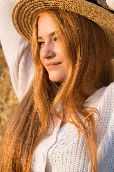 Портрет Рыжеволосой Красивой Девушки Лучах Заката Солнечный Свет Закате Теплый — стоковое фото