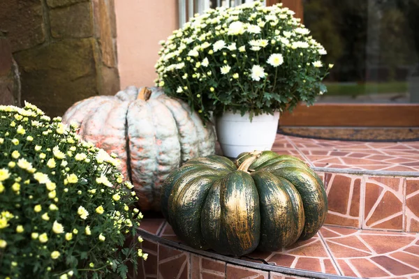 Porch Decorado Para Férias Com Abóboras Pintadas Imagem De Stock