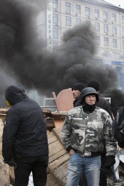 KIEV, UKRAINE - 19 Şubat 2014: Kiev Center. Haysiyet Devrimi 'ne katılanlar 19 Şubat 2014' te Bağımsızlık Meydanı 'nda barikat kuruyorlar.