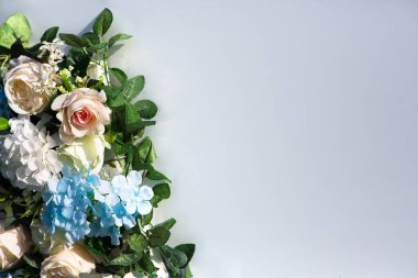 Çiçeklerle dolu sade bir arka plan. Tebrik kartı.