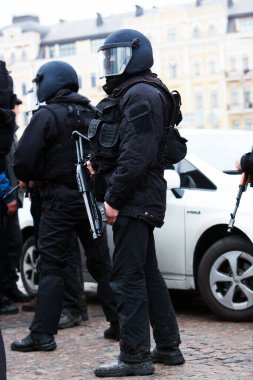 KIEV, UKRAINE - 19 Şubat 2014: Kiev Center. Silahlı kuvvetler, 19 Şubat 2014 'te Sofievskaya Meydanı' ndaki göstericilere yönelik saldırıyı durdurdu.