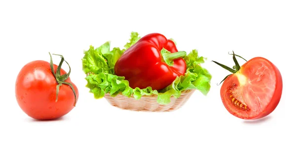 Reifes Frisches Bio Gemüse Korb Und Tomaten Tautropfen Isoliert Auf — Stockfoto