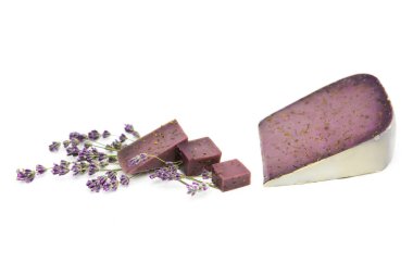 Lavanta çiçekli taze organik peynir. Beyaz arka planda tek parça ve dilimlenmiş..