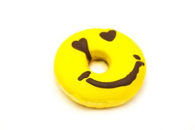 Beyaz arka planda izole edilmiş dondurmalı iştah açıcı çörek. Gülümseyen sevgi ifadesi.