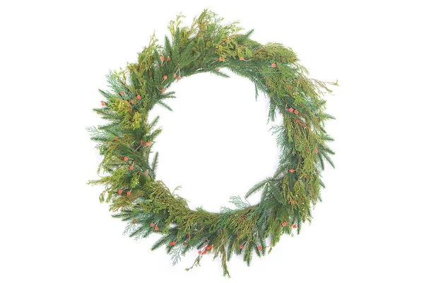 Beyaz arka planda izole edilmiş Noel çelengi. Yeni Yıl Dekorasyonu.