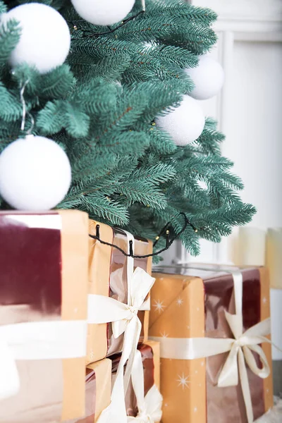 Bellissime Scatole Regalo Natale Sul Pavimento Vicino Albero Natale Con — Foto Stock
