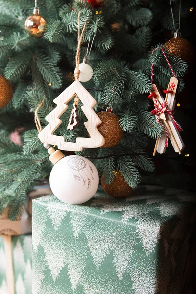 Hermosas Cajas Regalo Navidad Cerca Del Árbol Navidad Con Guirnaldas — Foto de Stock