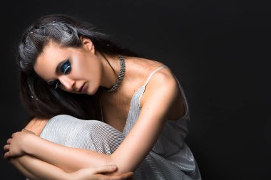 Kışın yaratıcı görüntüsüyle makyajlı güzel bir kadın, Kar Kraliçesi ya da diğer üzgün karakterler siyah arka planda izole edilmiş..