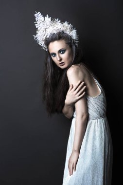 Kar Kraliçesi gibi yaratıcı makyajı olan güzel bir kadın ya da siyah arka planda izole edilmiş buz perisi..