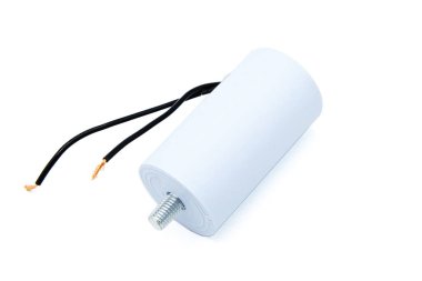 Motor başlatma kapasitörü beyaz arkaplanda izole edildi.