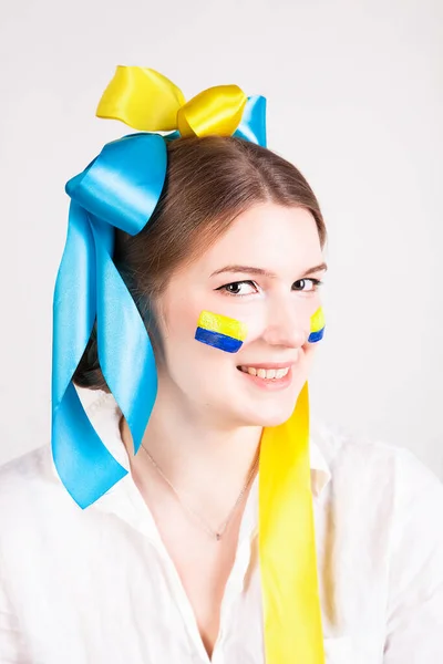 Glückliche Junge Frau Mit Bemalter Ukrainischer Flagge Auf Den Wangen — Stockfoto
