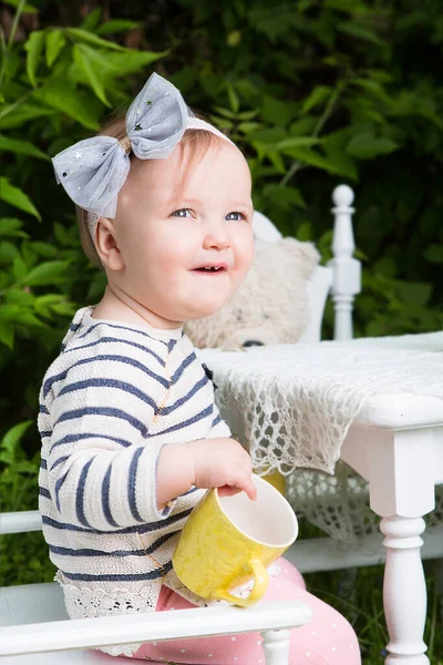 Felice Bambino Sorridente Con Una Tazza Seduto Tavolo Giardino — Foto Stock