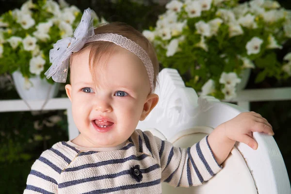 Felice Sorridente Bambina Siede Una Bella Panchina Giardino Con Fiori — Foto Stock