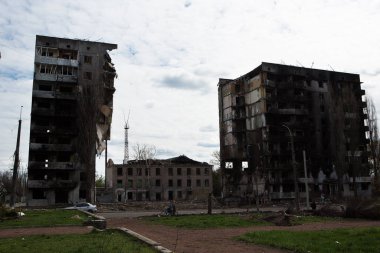 Borodyanka, Kyiv REGION - 27 Nisan 2022: hava bombalarıyla yıkılan sivil evler. Rusya ile Ukrayna arasındaki savaş, 27 Nisan 2022
