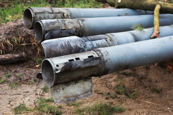 Kolonshchina, Kyiv bölgesi - 21 Nisan 2022: Rus çoklu fırlatma roket sisteminin patlamamış mermileri. Rusya ile Ukrayna arasındaki savaş, 21 Nisan 2022