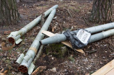 Kolonshchina, Kyiv bölgesi - 21 Nisan 2022: Rus çoklu fırlatma roket sisteminin patlamamış mermileri. Rusya ile Ukrayna arasındaki savaş, 21 Nisan 2022