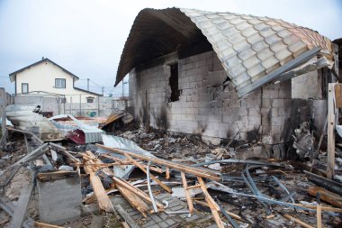 Bucha, Kyiv REGION - 21 Nisan 2022: yerleşim yeri sivil evleri hava bombaları tarafından yok edildi. Rusya ile Ukrayna arasındaki savaş, 21 Nisan 2022