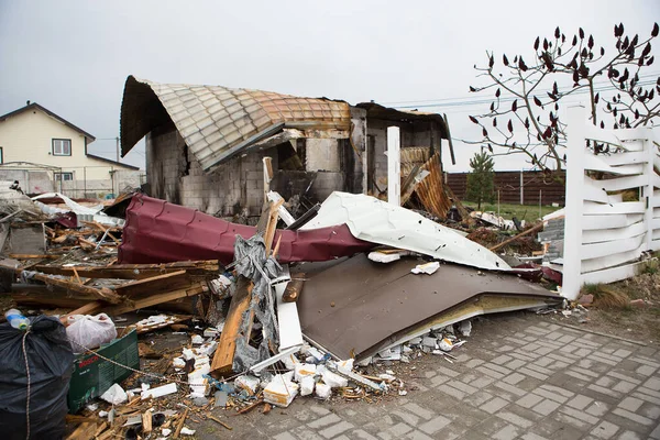 Bucha, Kyiv REGION - 21 Nisan 2022: yerleşim yeri sivil evleri hava bombaları tarafından yok edildi. Rusya ile Ukrayna arasındaki savaş, 21 Nisan 2022