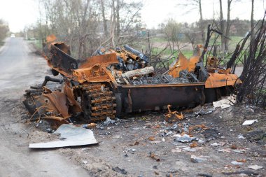 Berestyanka, Kyiv bölgesi - 27 Nisan 2022: Ukrayna köylerini ve sivilleri bombalayan yanmış Rus tankı. Rusya ile Ukrayna arasındaki savaş, 27 Nisan 2022