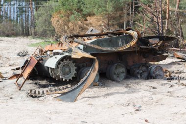 Berestyanka, Kyiv bölgesi - 27 Nisan 2022: Ukrayna köylerini ve sivilleri bombalayan yanmış Rus tankı. Rusya ile Ukrayna arasındaki savaş, 27 Nisan 2022