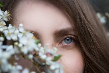 Ağacın çiçek açan dallarında güzel bir kızın portresi..