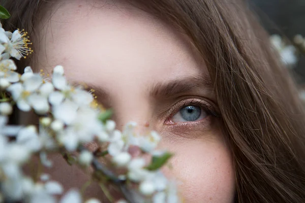 Ağacın çiçek açan dallarında güzel bir kızın portresi..