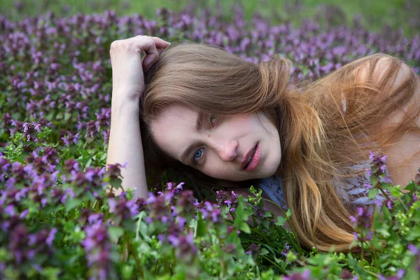 Joven Mujer Relajada Disfruta Del Descanso Tumbado Entre Flores Silvestres — Foto de Stock