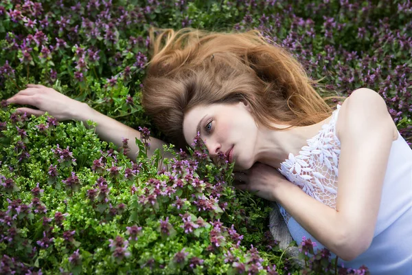 Joven Mujer Relajada Disfruta Del Descanso Tumbado Entre Flores Silvestres — Foto de Stock