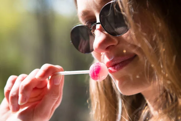 Hermosa Joven Come Una Piruleta — Foto de Stock