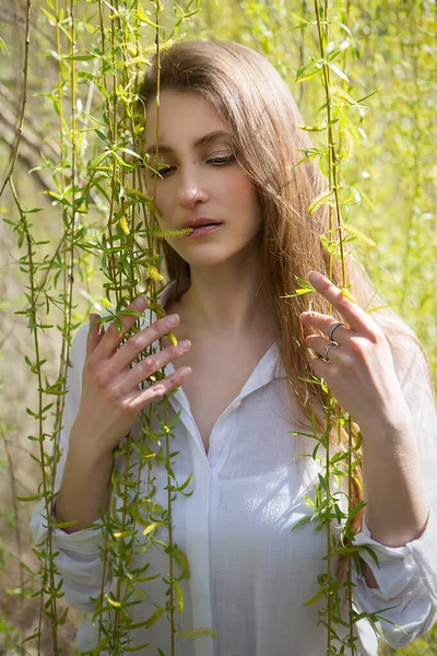 아름다운 여자가 의나무 근처에서 햇볕을 즐기고 — 스톡 사진