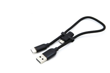 Micro USB adaptörü olan USB kablosu beyaz arkaplanda izole edildi.