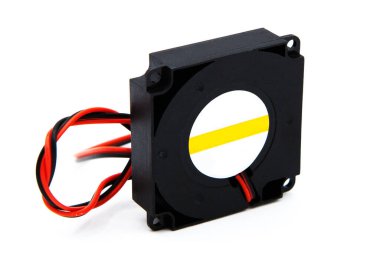 Bilgisayar fanı beyaz arkaplanda izole edildi.