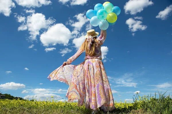 空の背景に風船を持つ若い美しい女性 — ストック写真