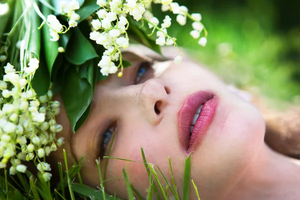 谷の花束のユリと幸せな若い美しい女性の肖像画 トップ表示 — ストック写真