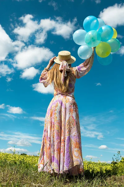 Młoda Piękna Kobieta Balonami Tle Nieba Widok Tyłu — Zdjęcie stockowe