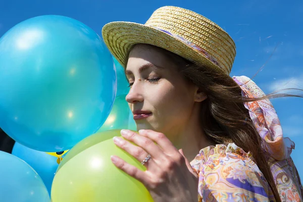 空を背景に風船を持つ若い幸せな美しい女性の肖像画 — ストック写真