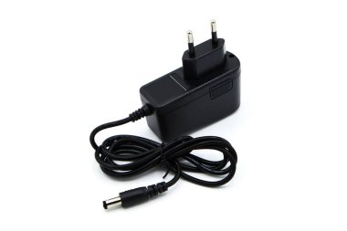 Şarj aleti beyaz arka planda izole edildi. AC - DC Adaptörü.